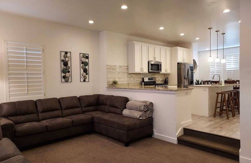 Herriman Casa | New Herriman townhome-pets welcome 2 master suites
