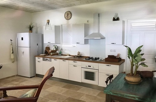 Riviere-Salee Villa | Nueva casa criolla de alta gama con vistas panorámicas al mar y al campo.