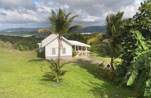 Riviere-Salee Villa | Nueva casa criolla de alta gama con vistas panorámicas al mar y al campo.
