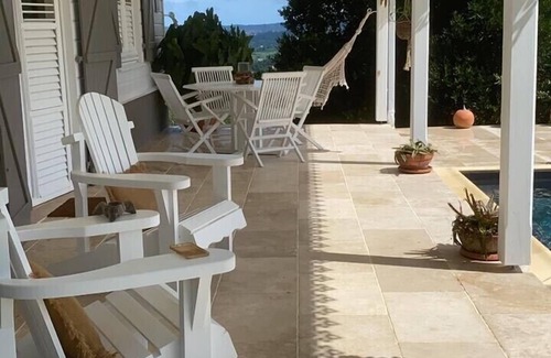 Riviere-Salee Villa | Nueva casa criolla de alta gama con vistas panorámicas al mar y al campo.