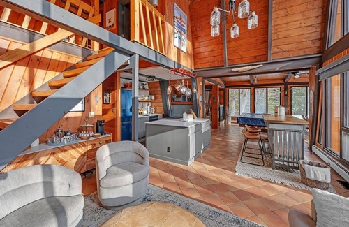 West Dover Casa | NEW! High Peak Lodge (5-Bedroom Home) with Pool