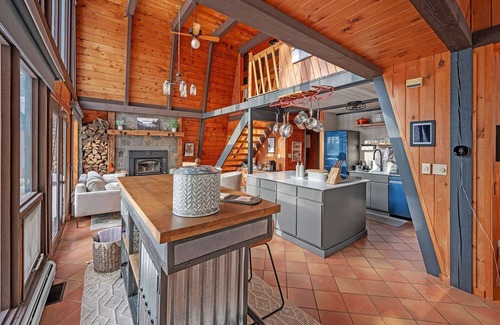 West Dover Casa | NEW! High Peak Lodge (5-Bedroom Home) with Pool