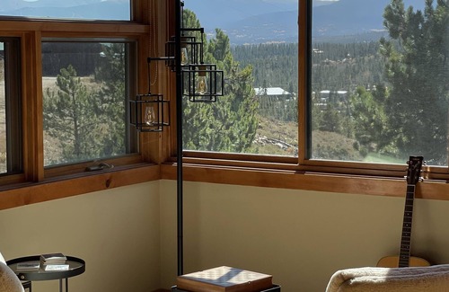 Grand View Highlands Chalet De Esquí | NEW, Hillside Haven Lodge, 15 mins to Devils Thumb Ranch, Hot tub on 1 acre