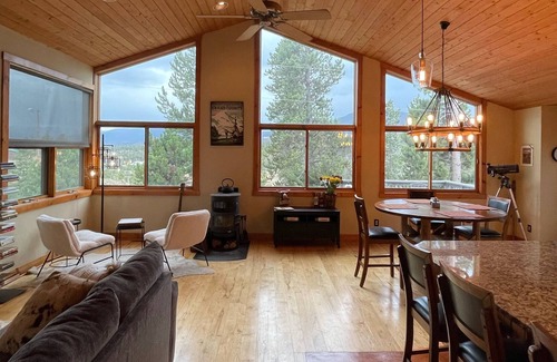 Grand View Highlands Chalet De Esquí | NEW, Hillside Haven Lodge, 15 mins to Devils Thumb Ranch, Hot tub on 1 acre