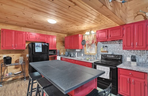 Elizabethton Cabina | NEW! Hillside Hideaway 2-Bedroom Cabin