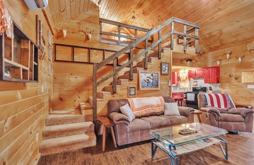 Elizabethton Cabina | NEW! Hillside Hideaway 2-Bedroom Cabin