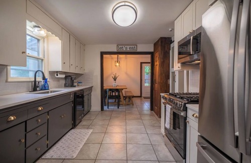Lawrence Casa | NEW! Historic Charmer meets Lux Comfort 5BR, 2 BA + 2 Living Areas! Sleeps 10!
