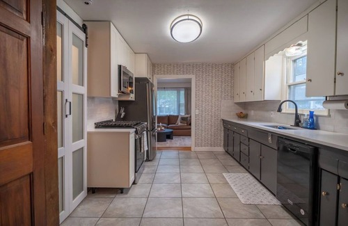 Lawrence Casa | NEW! Historic Charmer meets Lux Comfort 5BR, 2 BA + 2 Living Areas! Sleeps 10!