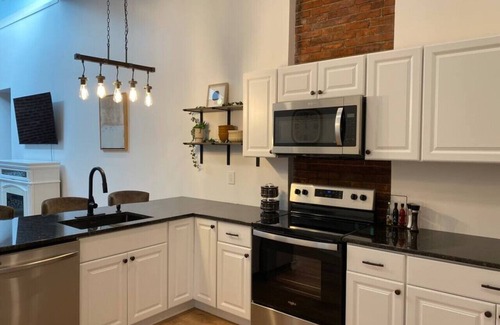 California Apartamento | New! Historic & Renovated 3BR Riverside Suite