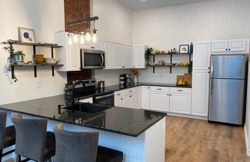 California Apartamento | New! Historic & Renovated 3BR Riverside Suite