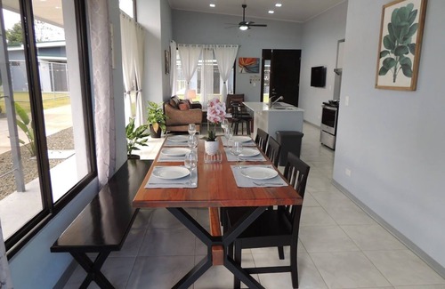 San Isidro de El General Casa | New Home with A/C | Wi-Fi | W&D | Smart TV | Full Kitchen | Pool | Free Parking