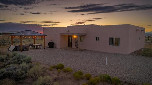Taos Casa | New Home, Big Views, Hot Tub, Gazebo! - Casa del Sol