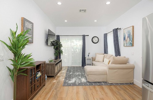 Garden Grove Casa | New Home! Great Sunlight + Walk Everywhere!