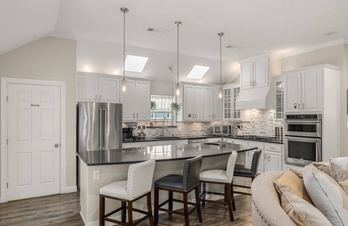 Irving Casa | New Home/Hot Tub/Man Cave/Pool table, 12 min from Downtown, 10min to DFW Airport