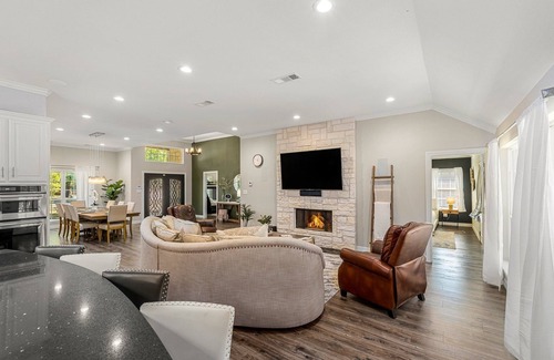 Irving Casa | New Home/Hot Tub/Man Cave/Pool table, 12 min from Downtown, 10min to DFW Airport