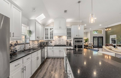Irving Casa | New Home/Hot Tub/Man Cave/Pool table, 12 min from Downtown, 10min to DFW Airport
