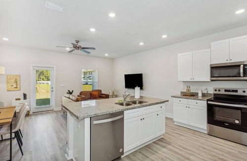 Florida Panhandle Casa | New Home near UWF & PNS Beach!
