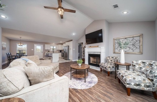 Jones Mills Casa | New Home on 5 acres 10 mins from Oaklawn/Casino/Lake/Shopping with amazing views
