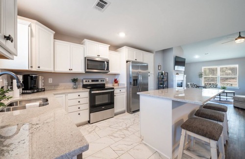 Jones Mills Casa | New Home on 5 acres 10 mins from Oaklawn/Casino/Lake/Shopping with amazing views