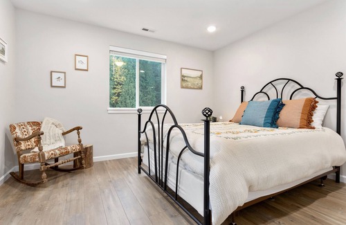 Bellingham Casa | New home on peaceful 5acr +hotub & dry sauna - Close to biking/hiking & downtown