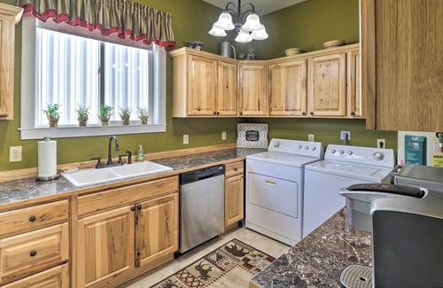 Kalispell Cabaña | NEW! Home w/ Rocky Mtn View 14 Mi to Flathead Lake