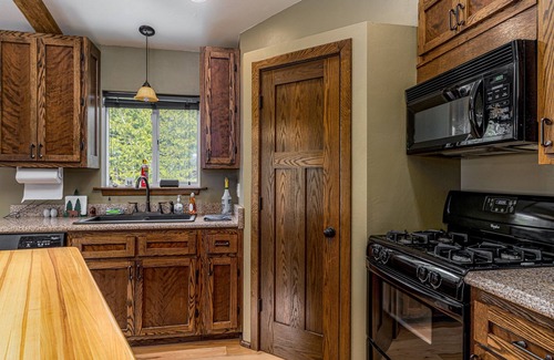 Gills Rock Casa | ** New home w/ wood fireplace, tucked in peaceful woods centrally located !!