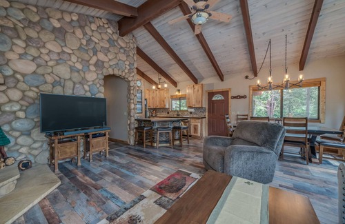 Dorrington Cabina | *NEW HOT TUB* DOG FRIENDLY, 4 BR IN BIG TREES VILLAGE W/FREE ACCESS TO BTV REC C