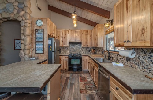 Dorrington Cabina | *NEW HOT TUB* DOG FRIENDLY, 4 BR IN BIG TREES VILLAGE W/FREE ACCESS TO BTV REC C