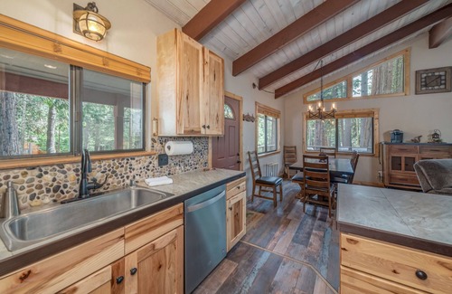 Dorrington Cabina | *NEW HOT TUB* DOG FRIENDLY, 4 BR IN BIG TREES VILLAGE W/FREE ACCESS TO BTV REC C