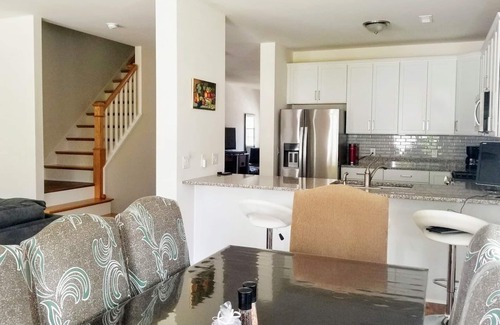 Wall Casa | NEW House - 10% off wkly - 6 badges/huge private backyard - Great for families!