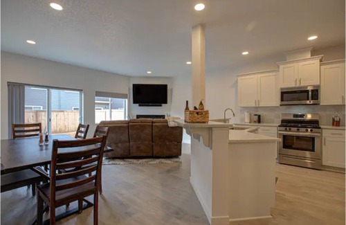 Portland Casa | NEW House In Wine County by Pacific University