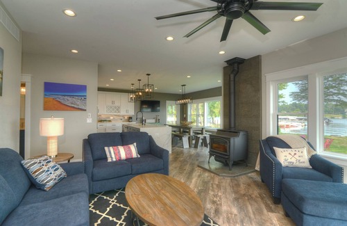 Delavan Lake Casa | New house, sleeps 15, 5 car parking. Separate building with bar. Pets welcome!