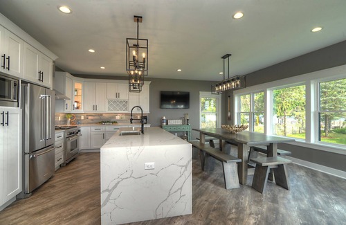 Delavan Lake Casa | New house, sleeps 15, 5 car parking. Separate building with bar. Pets welcome!
