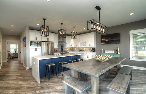 Delavan Lake Casa | New house, sleeps 15, 5 car parking. Separate building with bar. Pets welcome!