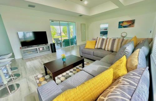 Trafalgar Casa | New house with canal view in Cape Coral