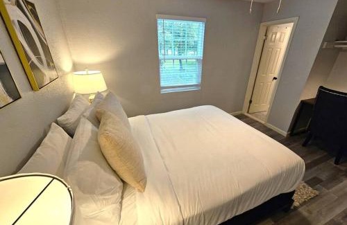 Northeast Houston Apartamento | New Houston Home! Sleeps 10-12, Near Downtown, 4 Car Parking