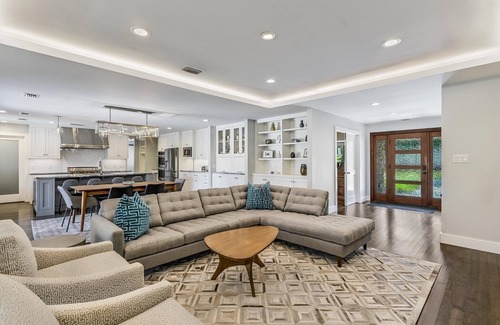 Countryside Casa | NEW I Above Austin Metro | 5 mi to downtown | Sleeps 14 I Services