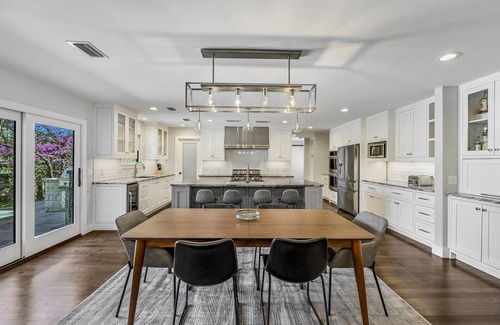 Countryside Casa | NEW I Above Austin Metro | 5 mi to downtown | Sleeps 14 I Services