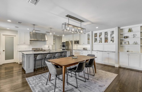 Countryside Casa | NEW I Above Austin Metro | 5 mi to downtown | Sleeps 14 I Services