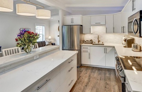 Mill Valley Cabaña | New in 2023 - Luxury Cottage Near Downtown Mill Valley with Private Courtyard