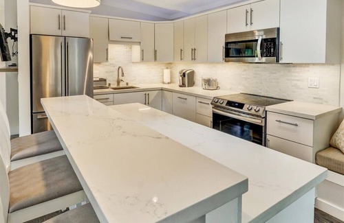 Mill Valley Cabaña | New in 2023 - Luxury Cottage Near Downtown Mill Valley with Private Courtyard