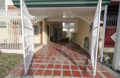 Matandang Balara Casa | Nueva Intramuras Village House B