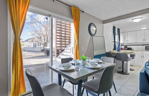 Silver Lake Apartamento | NEW! King Bed, Mins to Dwntwn, Living Room Suite, Lrg Groups