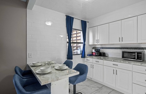 Silver Lake Apartamento | NEW! King Bed, Mins to Dwntwn, Living Room Suite, Lrg Groups