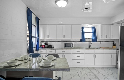 Silver Lake Apartamento | NEW! King Bed, Mins to Dwntwn, Living Room Suite, Lrg Groups