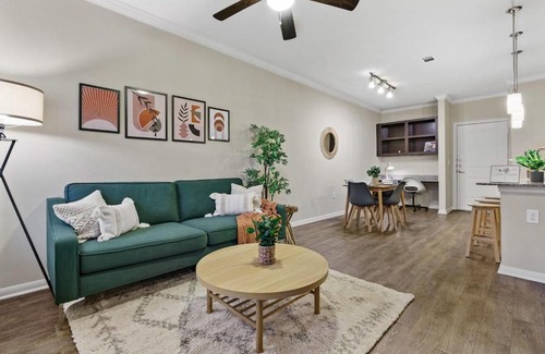 Lazybrook/Timbergrove Apartamento | New! King Bed Trendy 1 BR Resort Style w/Pool