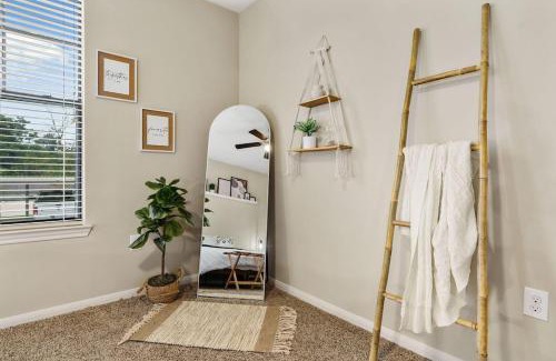 Lazybrook/Timbergrove Apartamento | New! King Bed Trendy 1 BR Resort Style w/Pool