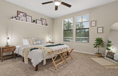 Lazybrook/Timbergrove Apartamento | New! King Bed Trendy 1 BR Resort Style w/Pool