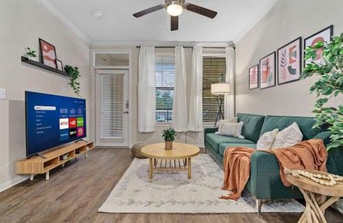 Lazybrook/Timbergrove Apartamento | New! King Bed Trendy 1 BR Resort Style w/Pool