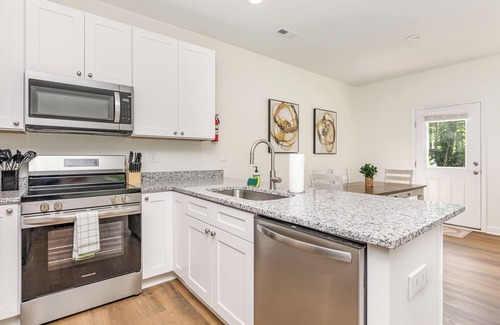 Denver Casa | New! King Suite~Hot Tub~8min 2 Downtown Denver